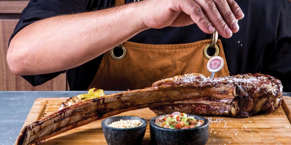Salão gourmet da Premier Haus em clima intimista, preparado para o jantar de Dia dos Namorados